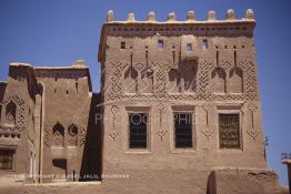 Image du Maroc Professionnelle de  La Kasbah de Taourirt fut édifiée au 17ème siècle par la tribu des Glaoui, située sur une colline au centre urbain de la ville d'Ouarzazate, cette remarquable ancienne bâtisse en pisé parfaitement conservée est l'une des plus belles constructions architecturales de la ville. La Kasbah qui ressemble à un grand château de sable incrusté dans le désert, fait partie du circuit touristique, elle a été classé Patrimoine Mondiale de l’Unesco. Ce véritable joyau de Ouarzazate permet au visiteur de découvrir l’intérieur d’une ksar où résident souvent la population berbères du sud du Maroc. Photo datant du Samedi 23 Août 1997. (Photo / Abdeljalil Bounhar) 